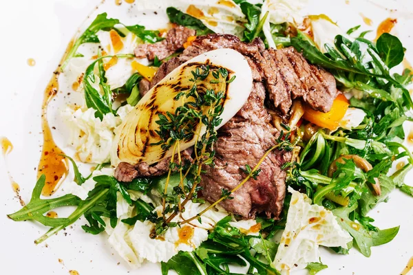 Rundvlees salade op wit bord — Stockfoto