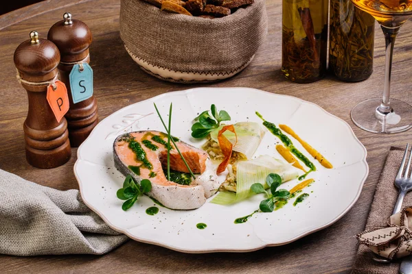 Salmão de coho com cebola e ovo — Fotografia de Stock