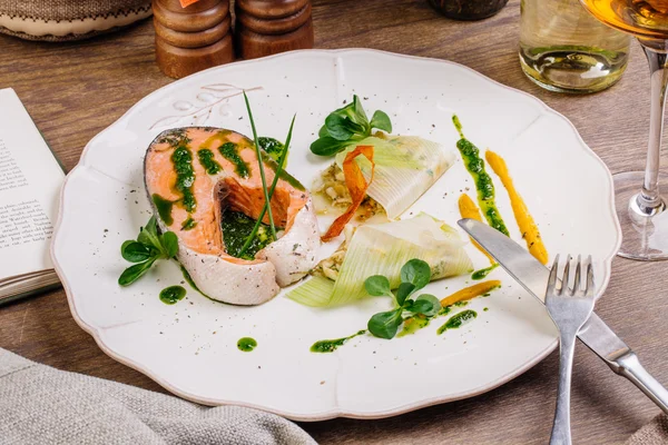 Salmón coho con cebolla y huevo —  Fotos de Stock