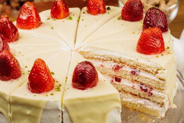 Taze çilek ve bisküvi krema ile lezzetli bisküvi pasta