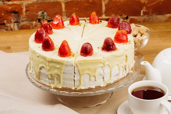 Delicious biscuit cake with fresh strawberries and biscuit cream — Stock Photo, Image
