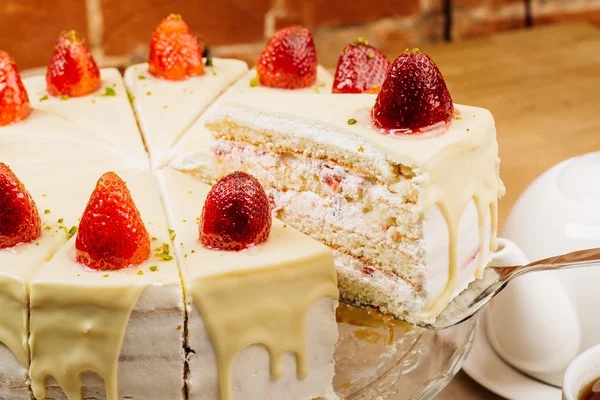 Vynikající sušenky dort s čerstvými jahodami a sušenka krémem — Stock fotografie