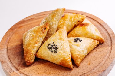 Lezzetli samosa pasta tabak etli. Menü, Restoran, tarif kavramı.