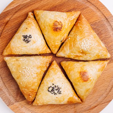 Lezzetli samosa pasta tabak etli. Menü, Restoran, tarif kavramı.