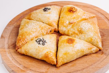 Lezzetli samosa pasta tabak etli. Menü, Restoran, tarif kavramı.