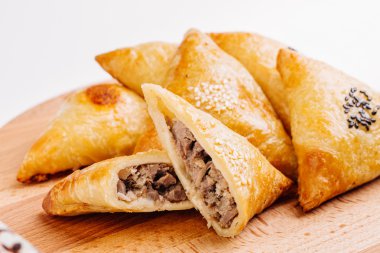 Lezzetli samosa pasta tabak etli. Menü, Restoran, tarif kavramı.