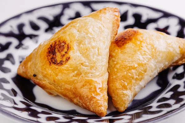 Lezzetli samosa pasta tabak etli. Menü, Restoran, tarif kavramı.