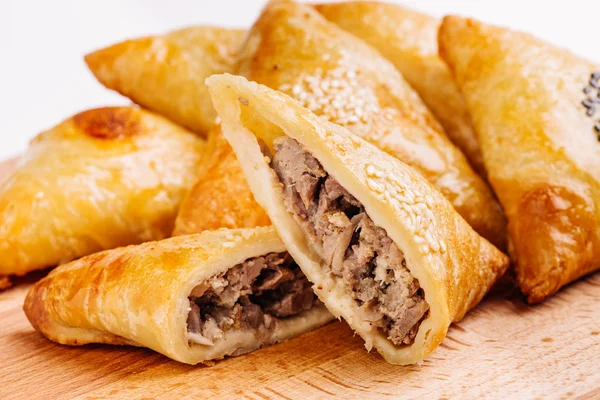 Lezzetli samosa pasta tabak etli. Menü, Restoran, tarif kavramı.