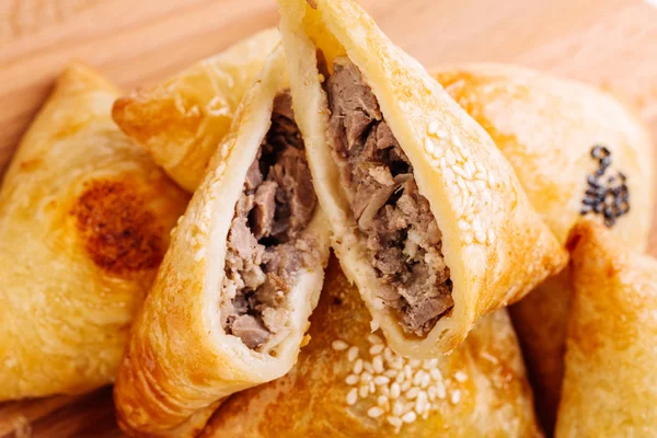 Lezzetli samosa pasta tabak etli. Menü, Restoran, tarif kavramı.