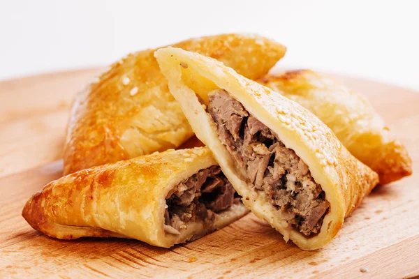 Lezzetli samosa pasta tabak etli. Menü, Restoran, tarif kavramı.