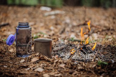 bıçak, şişe su ile ahşap tahta üzerinde ızgara Tavşan eti