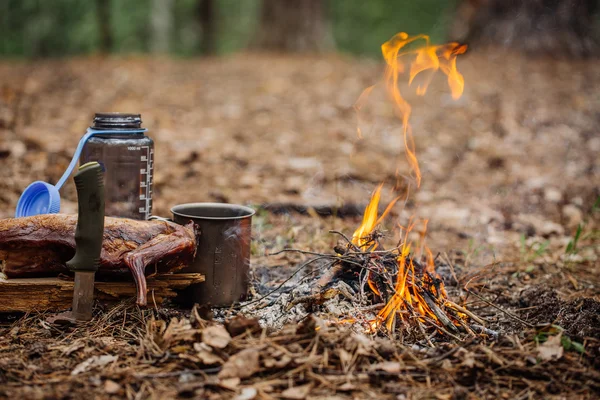 Gegrilltes Kaninchenfleisch auf Holzbrett, mit Messer, Wasserflasche — Stockfoto