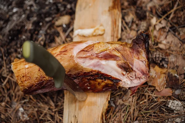 Carne de conejo a la parrilla sobre tabla de madera . —  Fotos de Stock