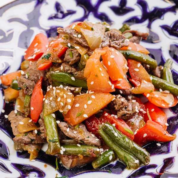 Uzbek salad made of grilled cut vegetables and meat . — Stock Photo, Image