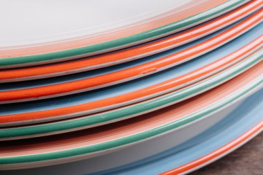 Renkli seramik tabak yığını