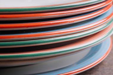 Renkli seramik tabak yığını