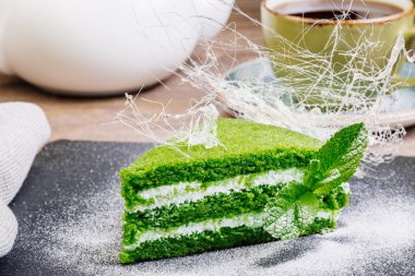 Ispanaklı kek ahşap arka plan üzerinde