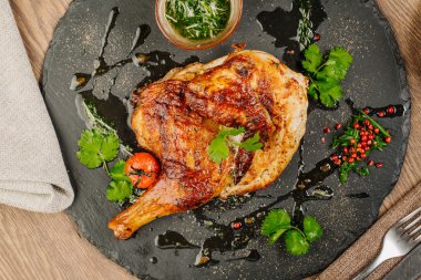 Tabaka taş plaka üzerinde soslu tavuk. 