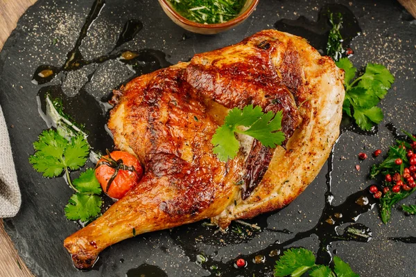 Tabaka de pollo con salsa en plato de piedra . — Foto de Stock