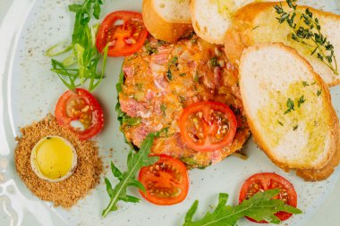 Biftek tartar (ham sığır) - Klasik biftek tartare plaka üzerinde