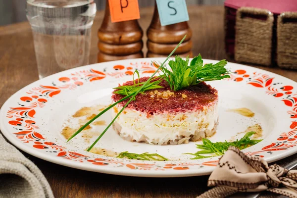 Salada de arenque russa na placa na mesa de madeira — Fotografia de Stock