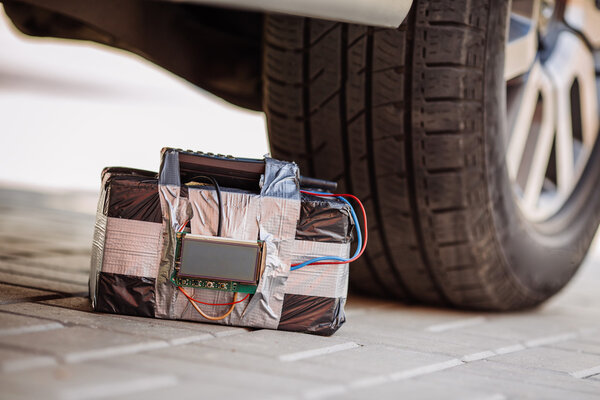 черная бомба с радиоуправлением и таймером обратного отсчета
