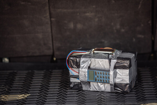 черная бомба с радиоуправлением и таймером обратного отсчета
 