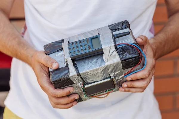 Man holding  timebomb in his hands. terrorism and dangerous life — Stock Photo, Image