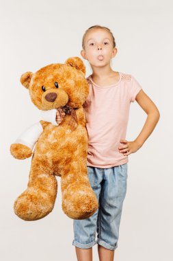 Kırık kol ile genç kız dilini koyuyor