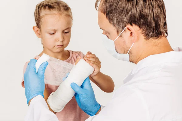Lekarz Bandażowanie Ręki Małego Pacjenta Medycyna Opieka Zdrowotna Koncepcja Ludzie — Zdjęcie stockowe