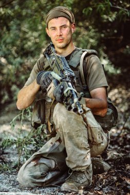 Dağda askeri operasyon sırasında İngiliz ordu nişancısı. Savaş, ordu, teknoloji ve insan kavramı.