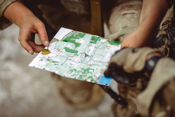 Soldados de las fuerzas especiales británicas con armas participan en el ejército — Foto de Stock