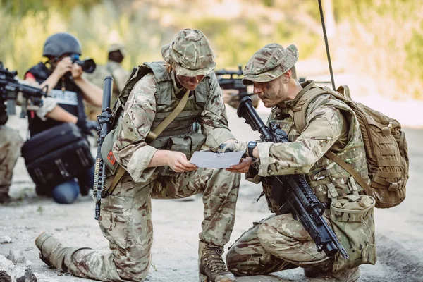 Soldaten Britischer Spezialeinheiten Mit Waffen Nehmen Militärmanövern Teil Krieg Armee lizenzfreie Stockfotos