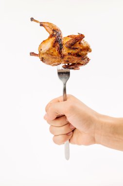 beyaz zemin üzerine çatal yakın çekim üzerinde bıldırcın. dikey fotoğraf