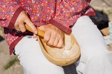 Özel bıçak ahşap tabak yapılan usta ahşap oymacı