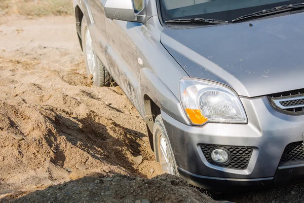 Auto steckt im Sand fest — Stockfoto