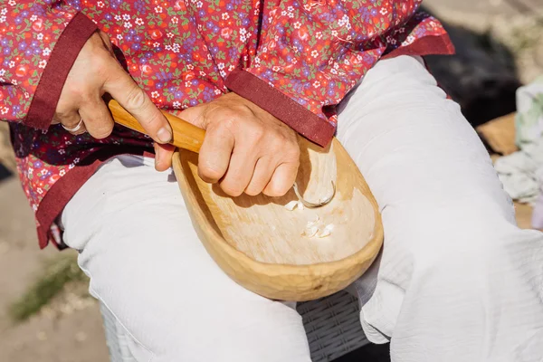 Master träsnidaren görs med en speciell kniv trä skål — Stockfoto