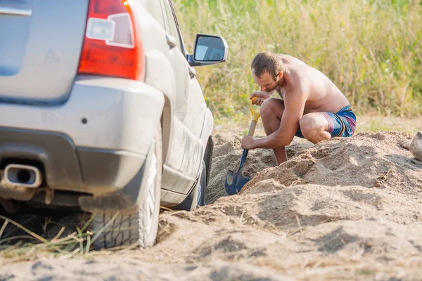 Young Man Digging Out Removing Sand Cars — Stock Photo, Image