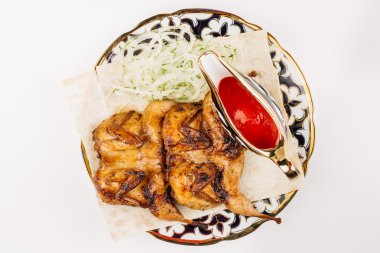 Bıldırcın sosu ile çanak üzerinde ve soğan üzerinde beyaz bir backgro füme