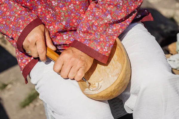 Mestre escultor de madeira feito usando um prato de madeira faca especial — Fotografia de Stock