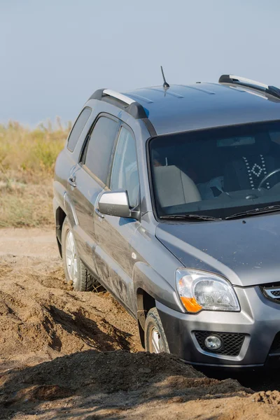 Auto steckt im Sand fest — Stockfoto