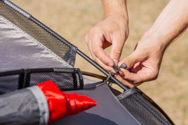 Çadır direği ile çadır ip bağladılar