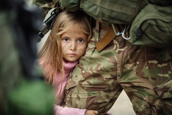 Στρατιώτης Και Παιδιά Στο Ιστορικό Πεδίο Της Μάχης Στρατιωτική Και — Φωτογραφία Αρχείου