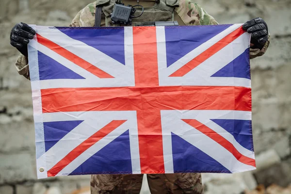 Soldat mit britischer Flagge — Stockfoto