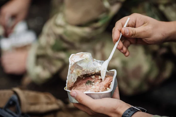 Britse soldaten team eten op het slagveld — Stockfoto