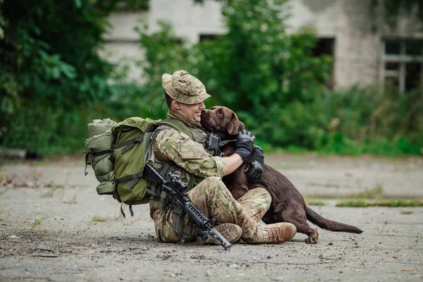 Στρατιωτικός Άνδρας Αγκαλιάζει Σκυλί — Φωτογραφία Αρχείου