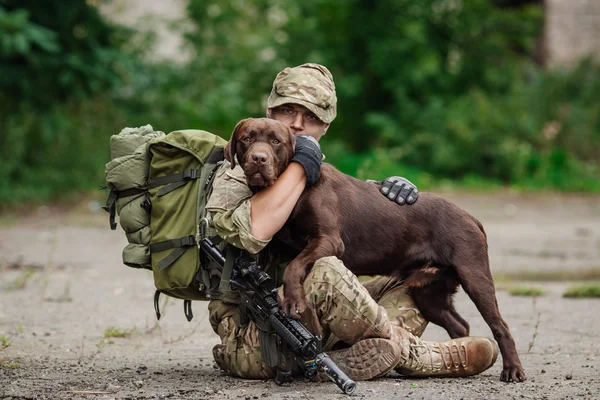 Στρατιωτικός Άνδρας Αγκαλιάζει Σκυλί — Φωτογραφία Αρχείου