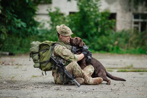 Militer Man Hugs Dog Stok Gambar