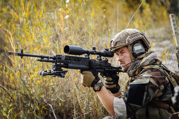Военный снайпер — стоковое фото