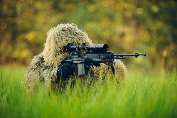 Sniper en costume de camouflage regardant la cible — Photo